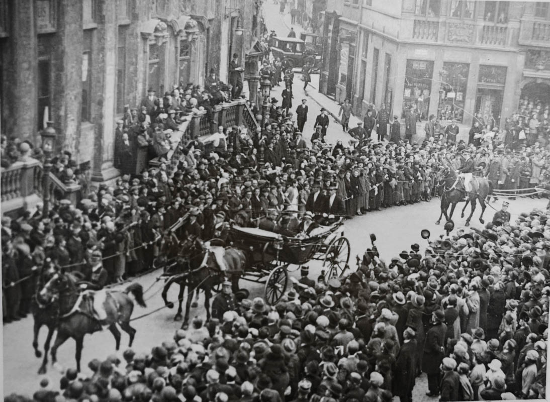 Primirea pe străzile din Bruxelles a Reginei Maria și a Regelui Ferdinand <br /> Sursă foto: Arhivele Naționale ale României