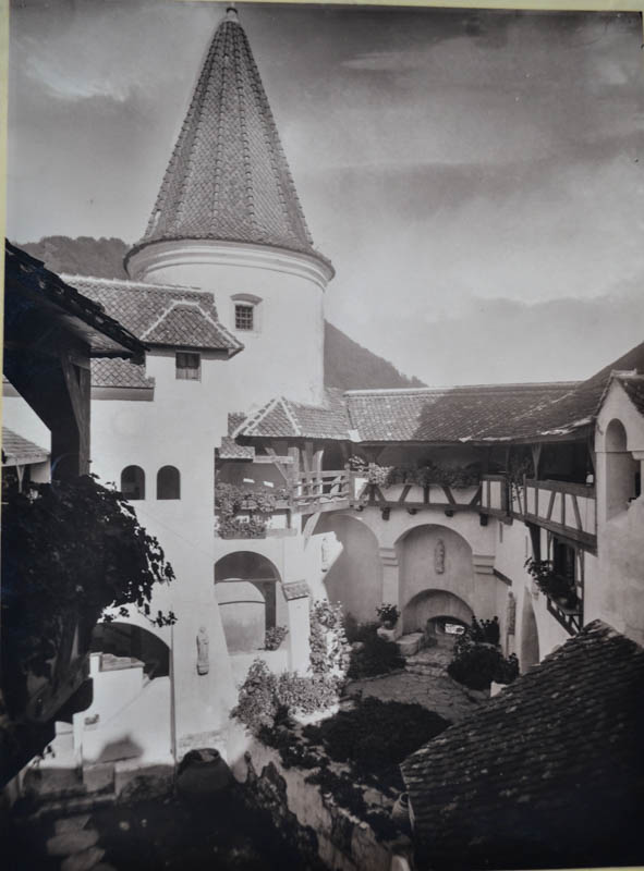 Castelul Bran, curtea interioară <br /> Sursă foto: Arhivele Naționale ale României