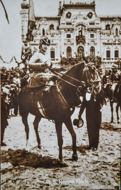 Regina Maria îmbrăcată în uniformă militară  <br /> Sursă foto: Arhivele Naționale ale României