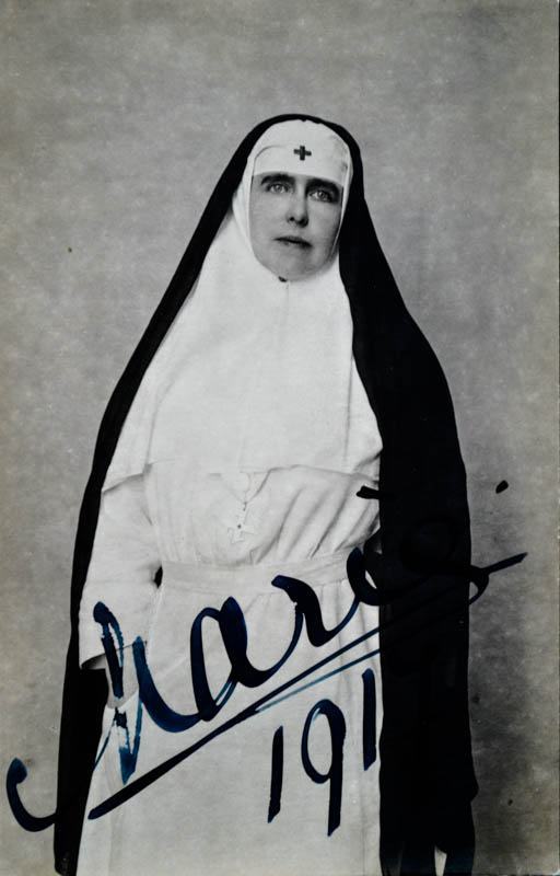  Regina Maria, îmbrăcată în uniforma de soră medicală a Crucii Roşii, 1918  <br /> Sursă foto: Arhivele Naționale ale României