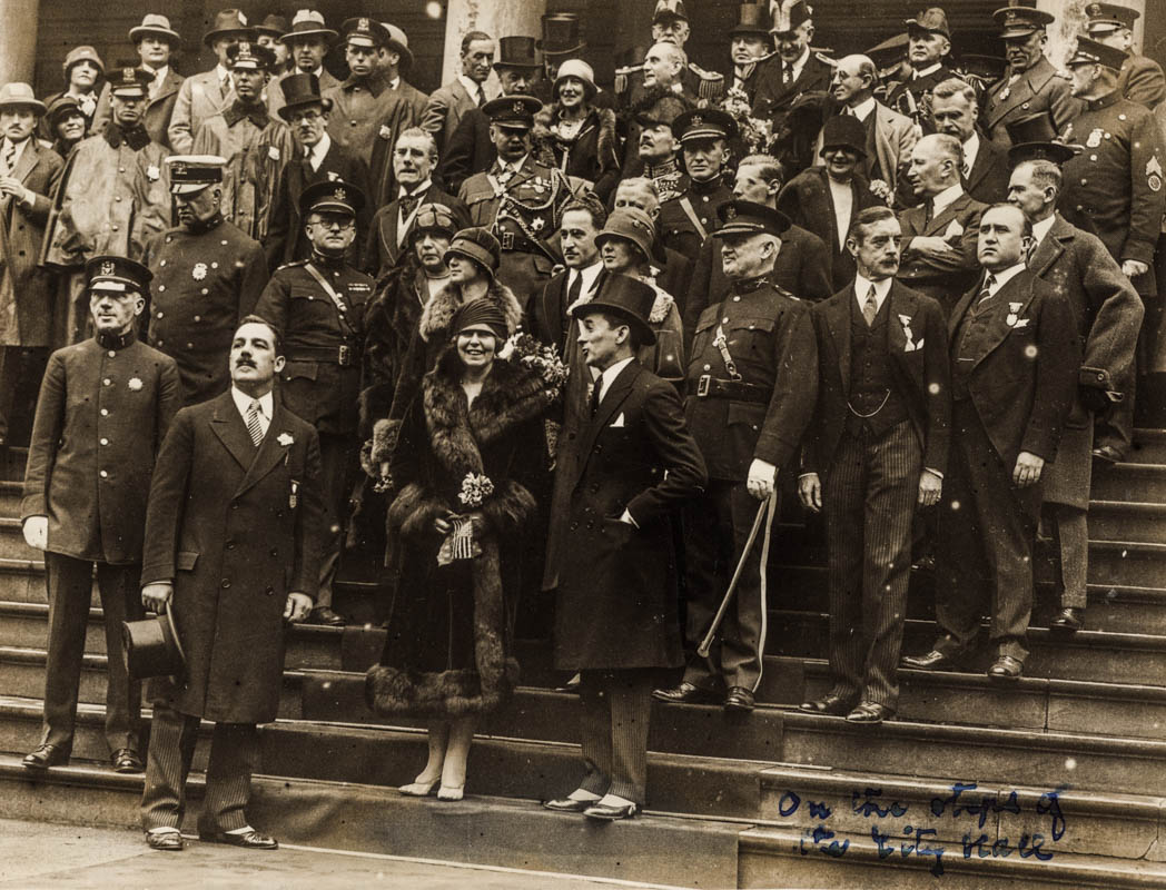 Pe treptele Primăriei New York. Regina Maria alături de primarul James J. Walker și alți oficiali americani <br /> Sursă foto: Arhivele Naționale ale României