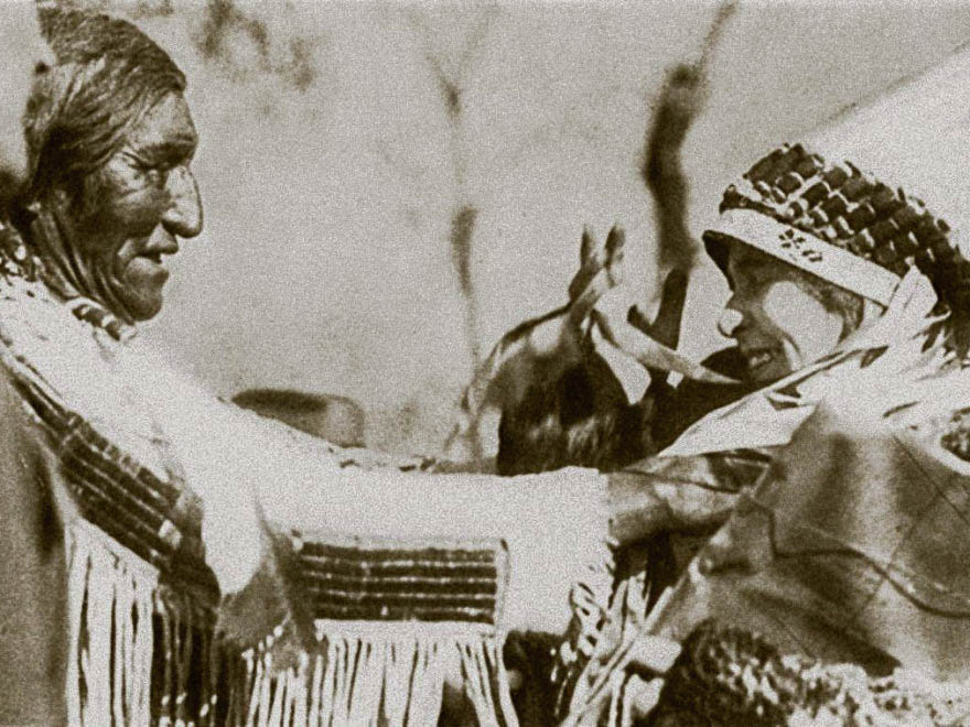 Regina Maria și căpetenia sioux Red Tomahawk <br /> Sursă foto: Arhivele Naționale ale României