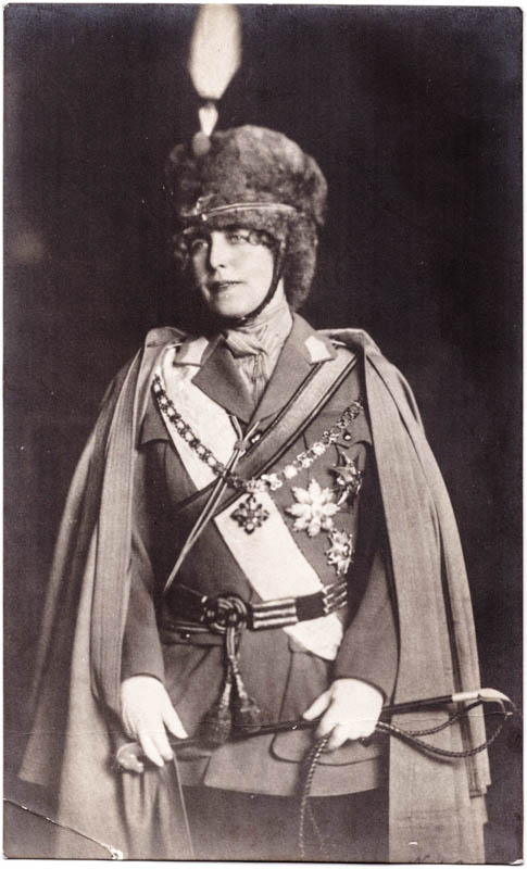 Regina Maria îmbrăcată în uniformă militară  <br /> Sursă foto: Arhivele Naționale ale României