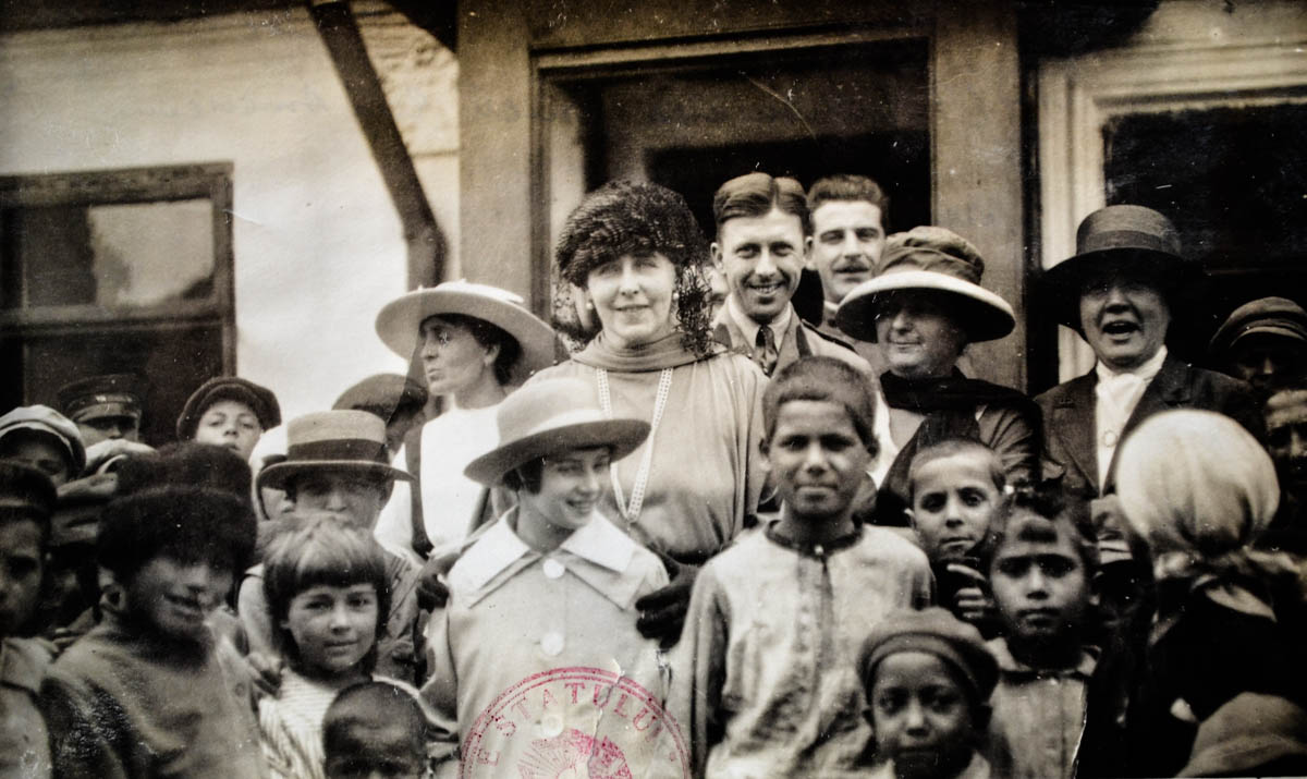 Misiunea Crucii Roșii Americane în România. Regina Maria în mijlocul copiilor săraci și orfani, afectați de război <br /> Sursă foto: Arhivele Naționale ale României