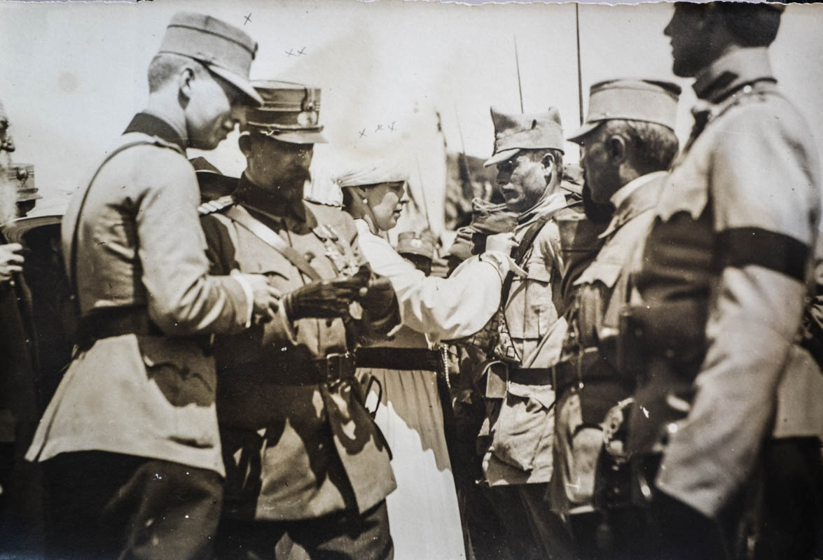 Regina Maria decorând soldații pe front, Iași, 1917 <br /> Sursă foto: Arhivele Naționale ale României