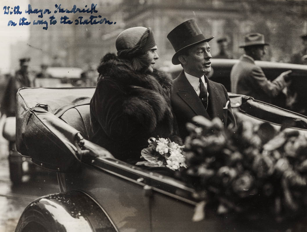 Regina Maria alături de primarul orașului New York, James J. Walker, în drum spre gară <br /> Sursă foto: Arhivele Naționale ale României
