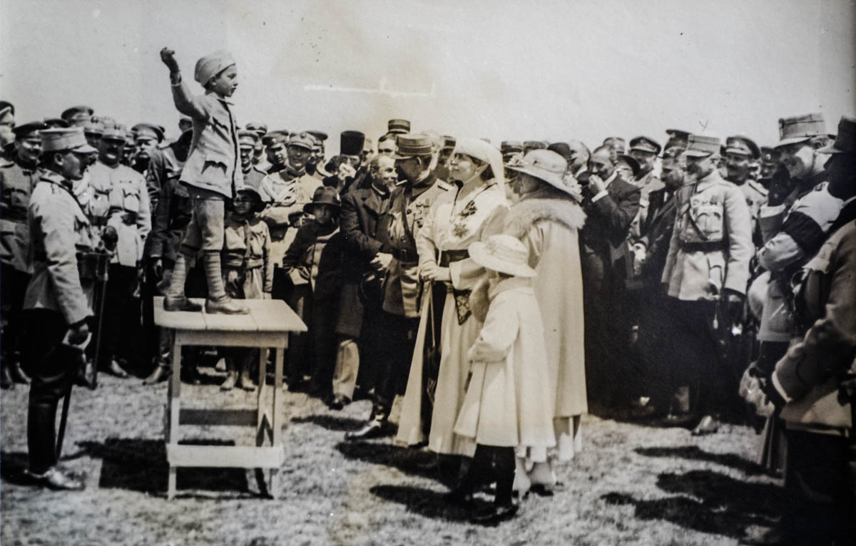 Regina Maria ascultând o poezie recitată de un copil de trupă la încheierea unei parade lângă Iași, în vara anului <br /> Sursă foto: Arhivele Naționale ale României 1917