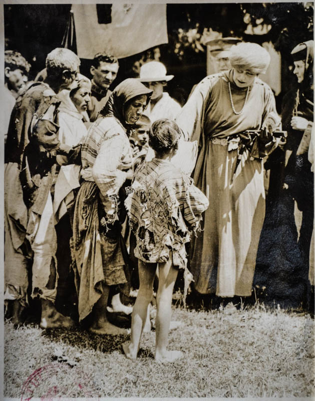 Misiunea Crucii Roșii Americane în România. Regina Maria oferind mâncare și ajutor copiilor săraci și orfani, afectați de război <br /> Sursă foto: Arhivele Naționale ale României