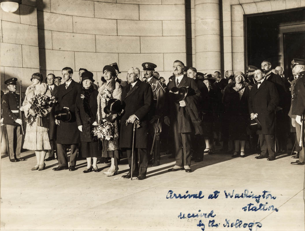Sosirea reginei Maria la gara Washington, primită de soții Kellogg <br /> Sursă foto: Arhivele Naționale ale României