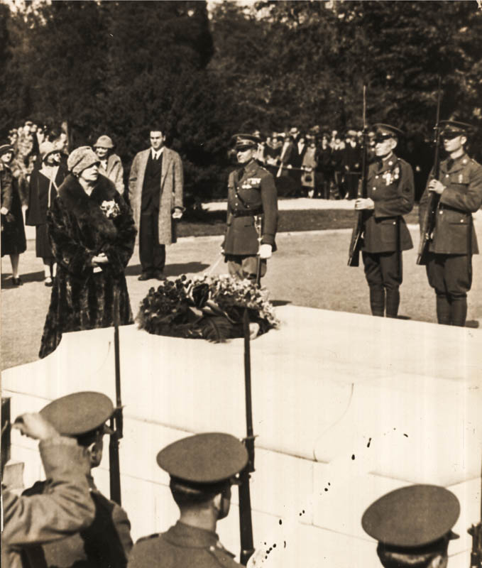 Regina Maria la Mormântul Soldatului Necunoscut din Cimitirul Național Arlington <br /> Sursă foto: Arhivele Naționale ale României 