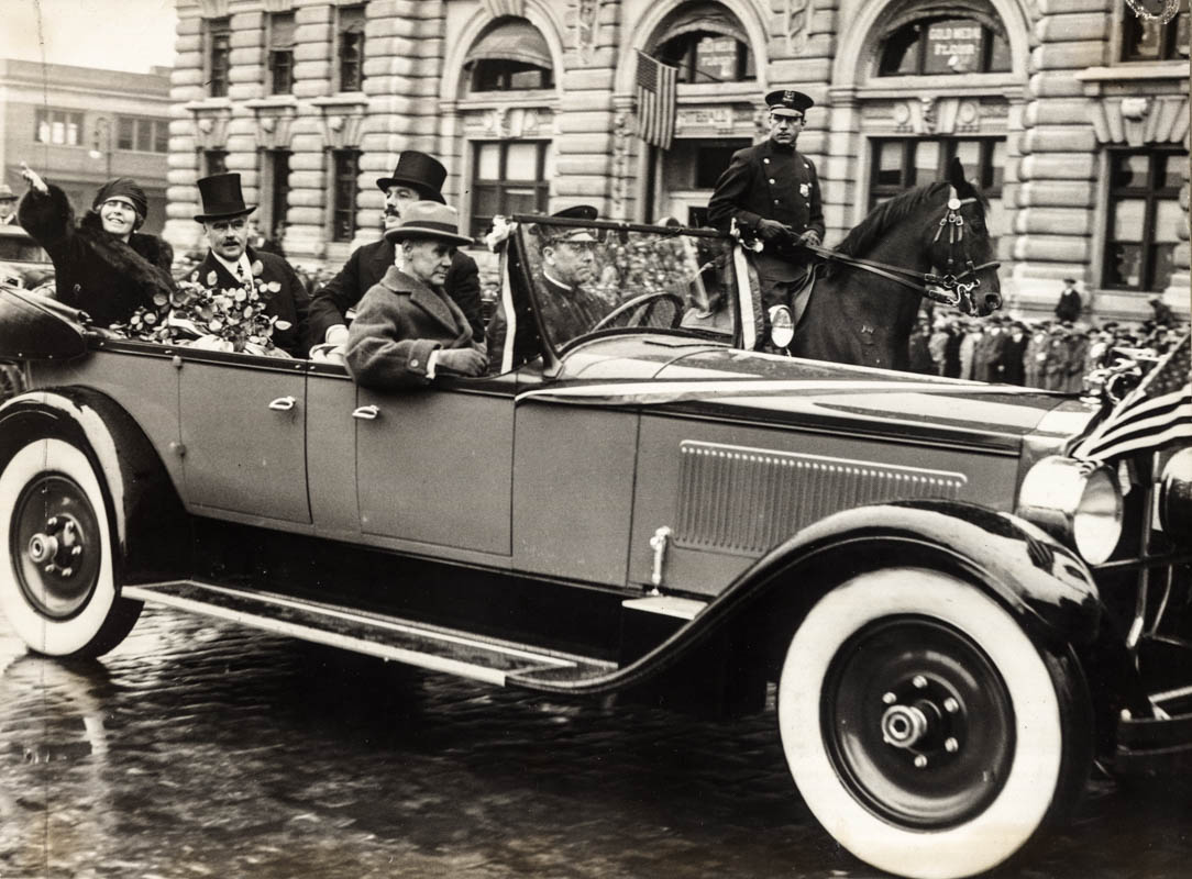 Regina Maria întâmpinată de americani pe străzile orașului New York <br /> Sursă foto: Arhivele Naționale ale României