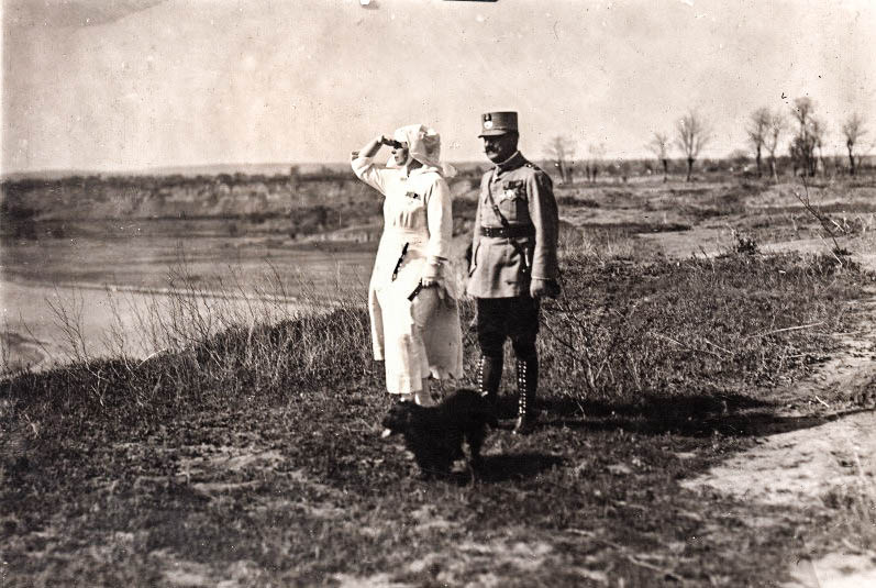 Regina Maria și generalul Eremia Grigorescu, îmbrăcată în uniforma de soră medicală a Crucii Roşii, la Cosmești pe malul Siretului, 1917 <br /> Sursă foto: Arhivele Naționale ale României