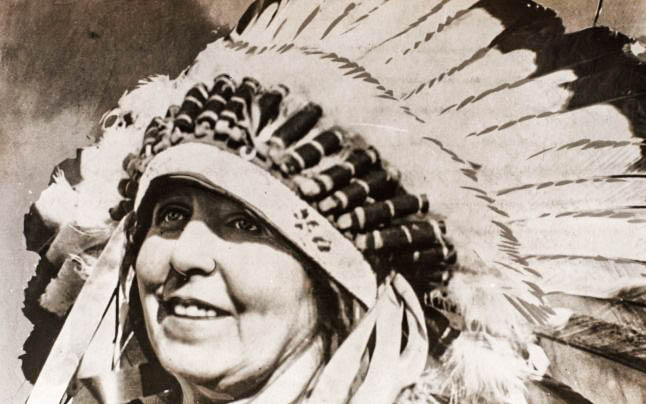 Regina Maria cu coroana de pene a indienilor <br /> Sursă foto: Arhivele Naționale ale României