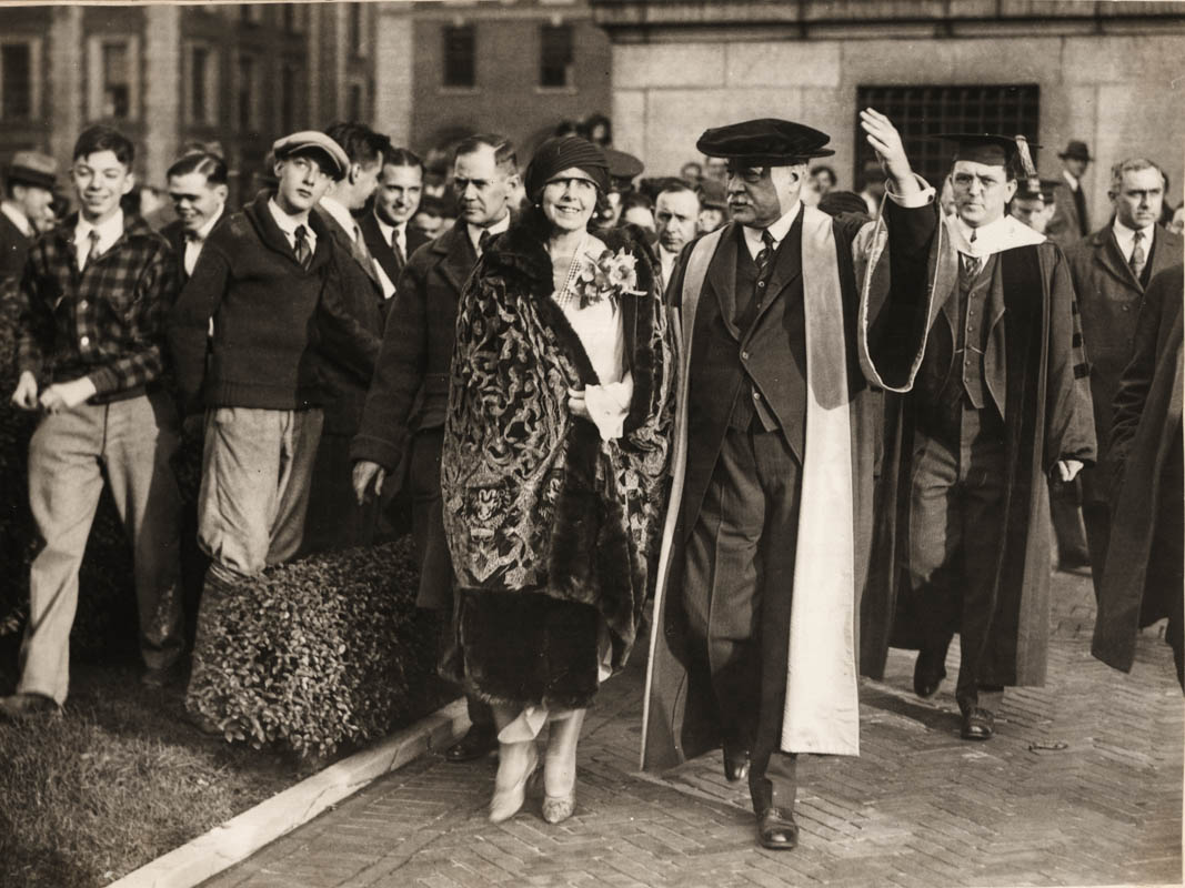 Regina Maria primită la Universitatea Columbia, alături de președintele universității Murray Butler <br /> Sursă foto: Arhivele Naționale ale României