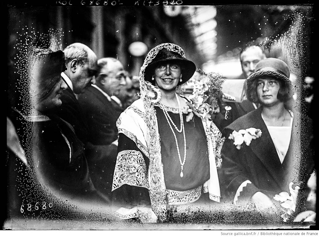 Regina Maria în gara din Lyon, Franța, 1924  <br /> Sursă foto: gallica.bnf.fr / Bibliothèque nationale de France