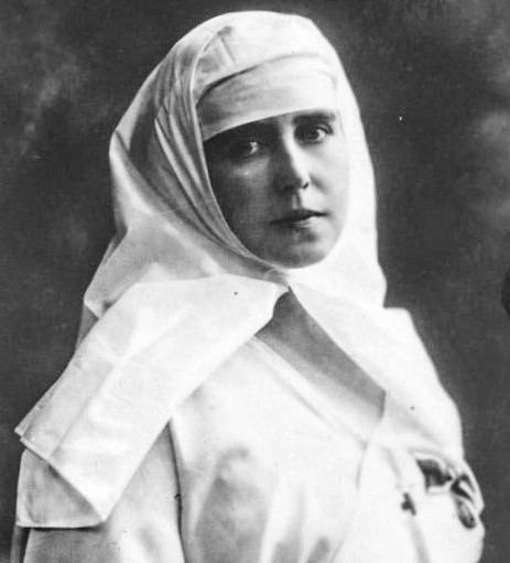Regina Maria îmbracătă în uniformă albă de infirmieră. Sursă foto: Arhivele Naționale ale României