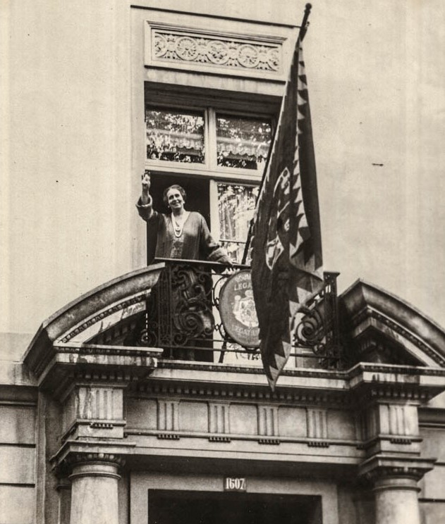 O salutare către America de la balconul Legației României din Washington <br /> Sursă foto: Arhivele Naționale ale României