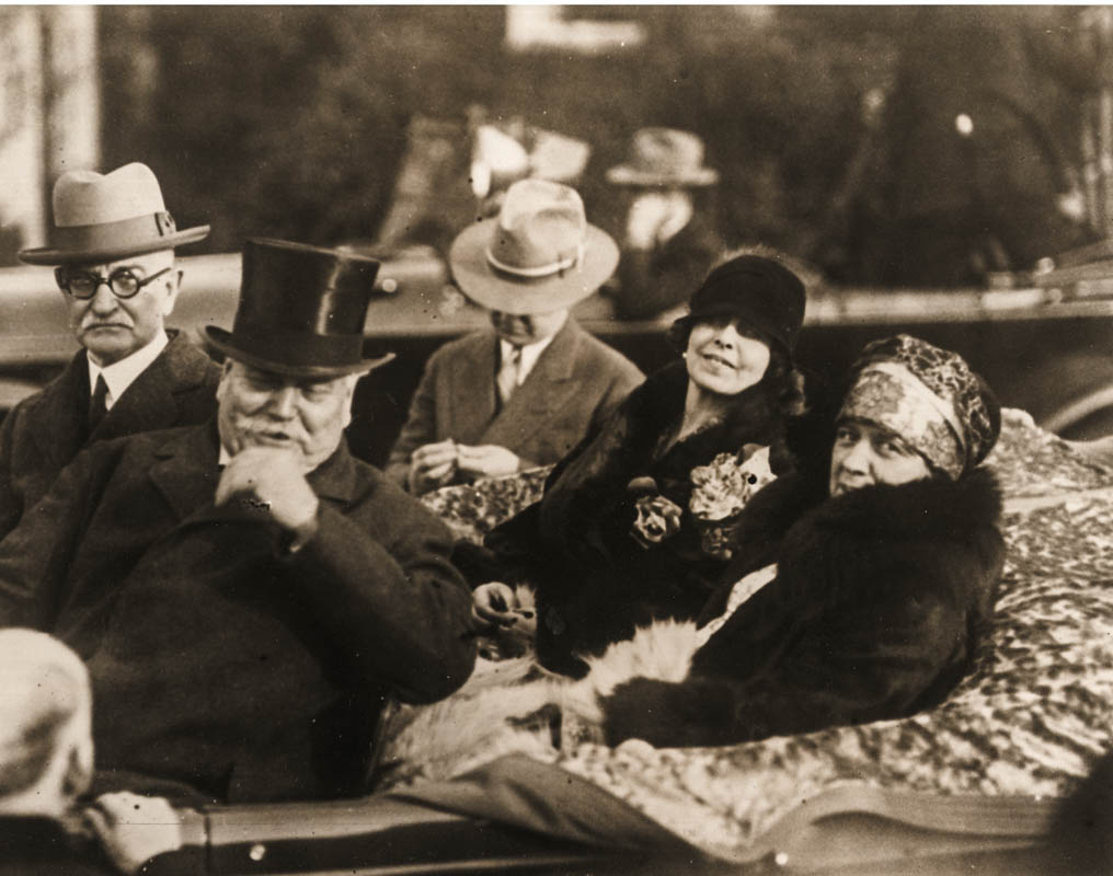 Regina Maria în automobil cu Samuel Hill și alți oficiali americani <br /> Sursă foto: Arhivele Naționale ale României