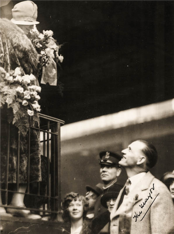 Regina Maria întâmpinată cu flori de primarul din Casper, statul Wyoming, SUA <br /> Sursă foto: Arhivele Naționale ale României