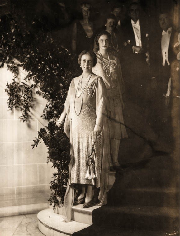 Regina Maria şi principesa Ileana, la Legaţia României din Washington, înaintea dineului <br /> Sursă foto: Arhivele Naționale ale României