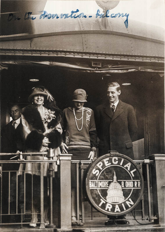 Regina Maria, principesa Ileana și prințul Nicolae, la balconul de observație, Philadelphia <br /> Sursă foto: Arhivele Naționale ale României