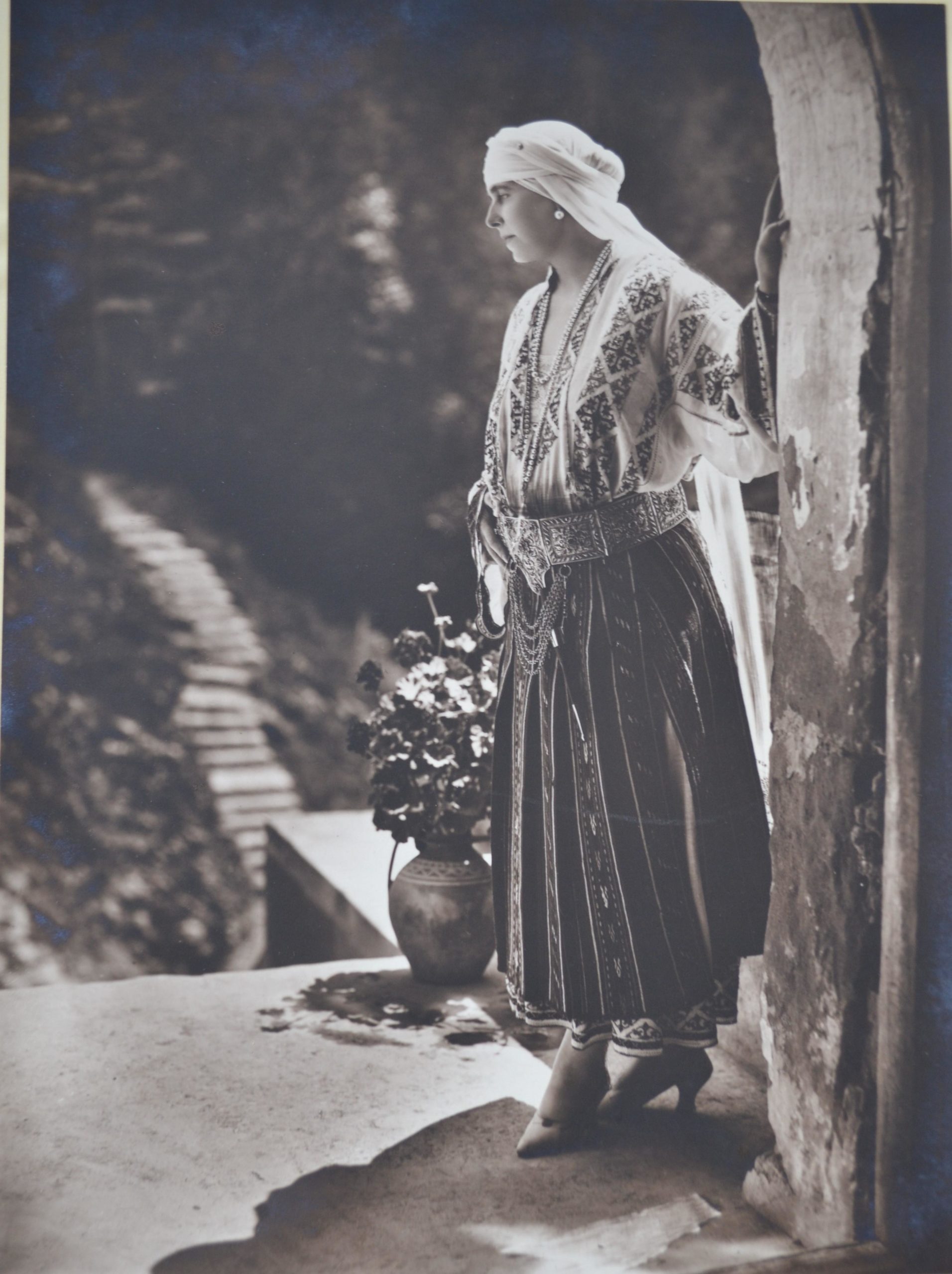 Regina Maria, îmbrăcată în port popular, la Castelul Bran <br /> Sursă foto: Arhivele Naționale ale României