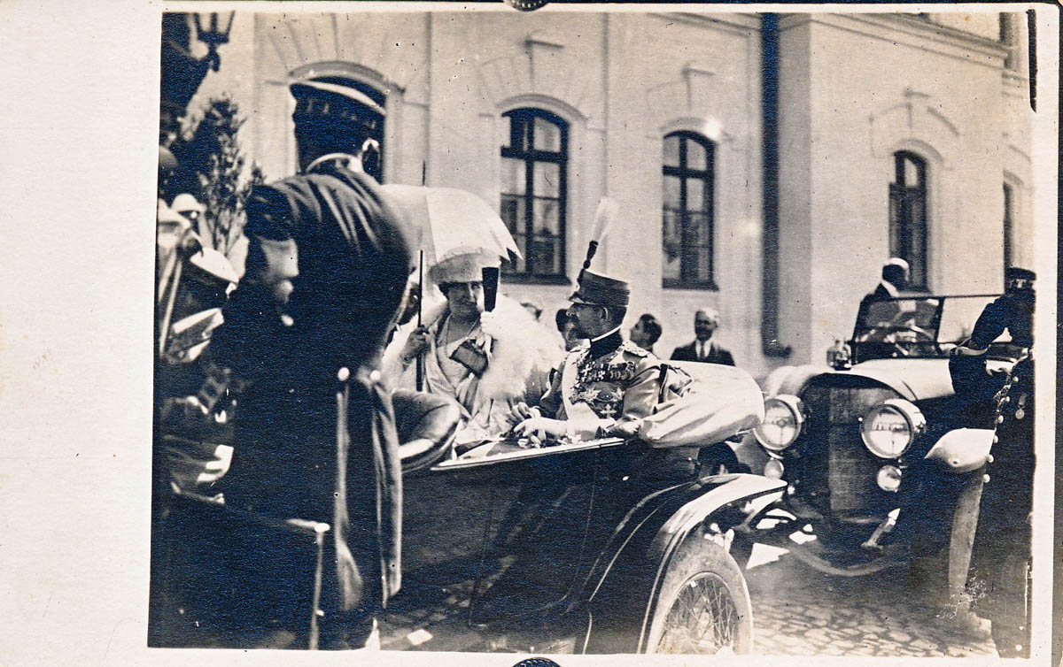 Regele şi Regina deplasându-se pe străzile Chişinăului, 1920. (Carte poştală, MNIM).